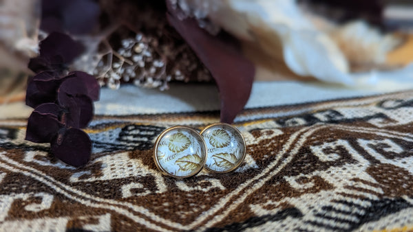 Boucle d'oreilles - Fleurs dorés fond blanc